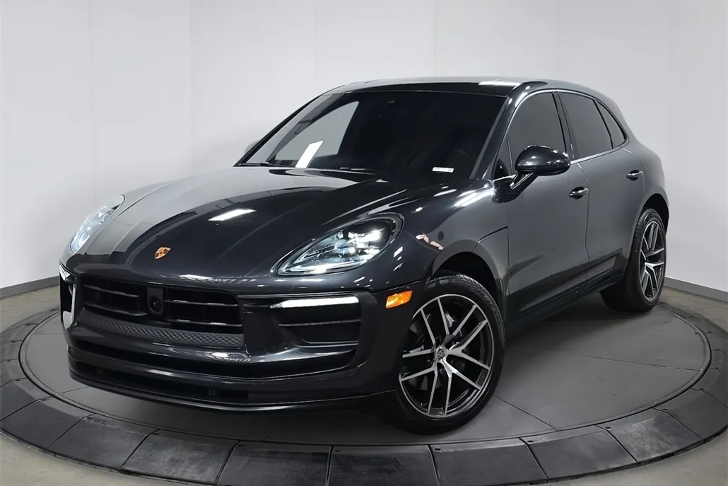 2023 Porsche Macan T photo 1