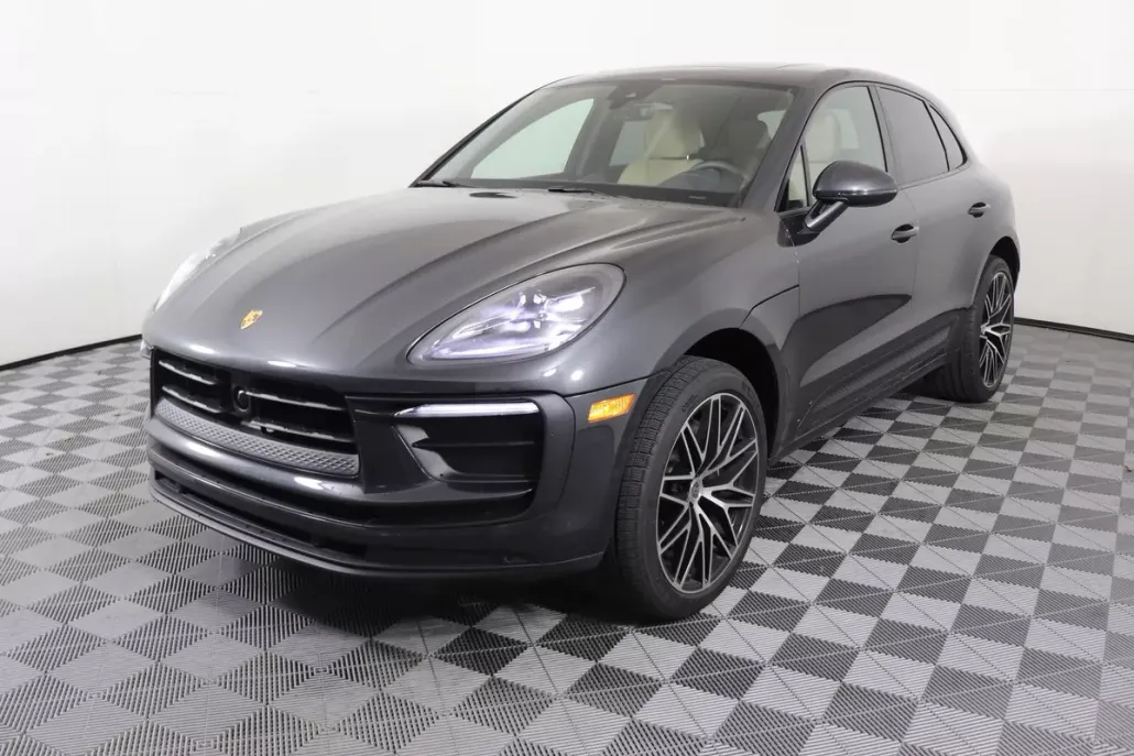 2025 Porsche Macan photo 1