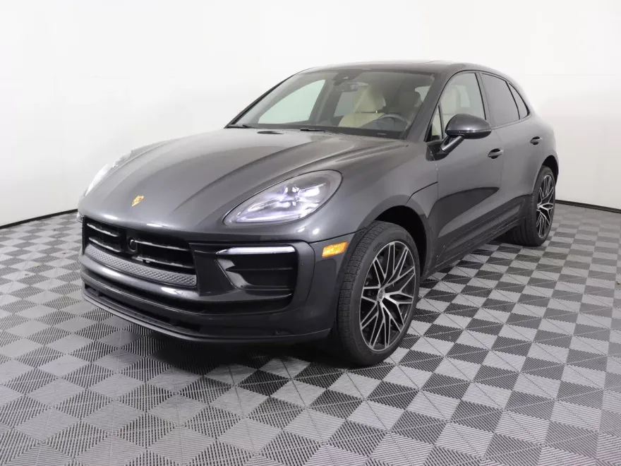 2025 Porsche Macan photo 1