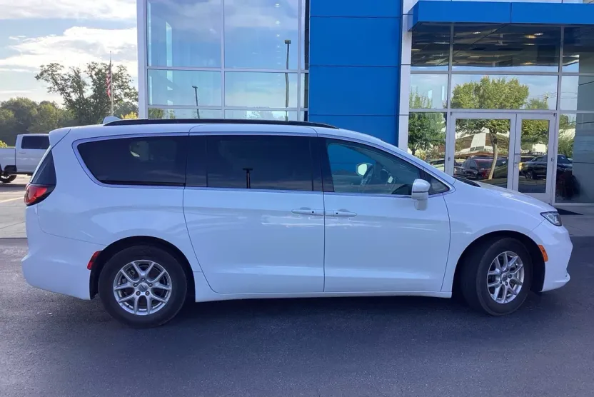 2022 Chrysler Pacifica Touring L photo 1