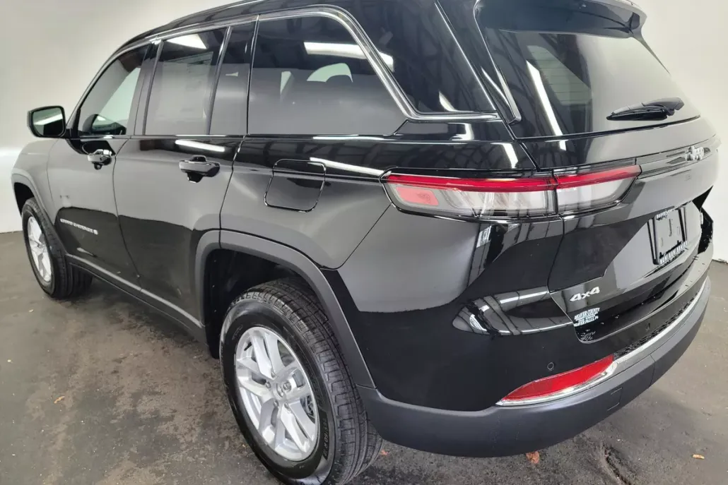 2025 Jeep Grand Cherokee Laredo photo 1