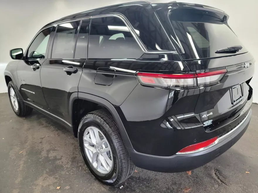 2025 Jeep Grand Cherokee Laredo photo 1