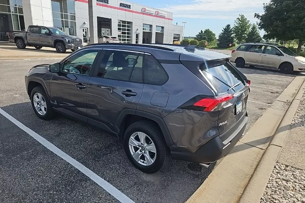 2021 Toyota RAV4 XLE photo 1