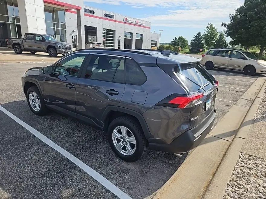2021 Toyota RAV4 XLE photo 1