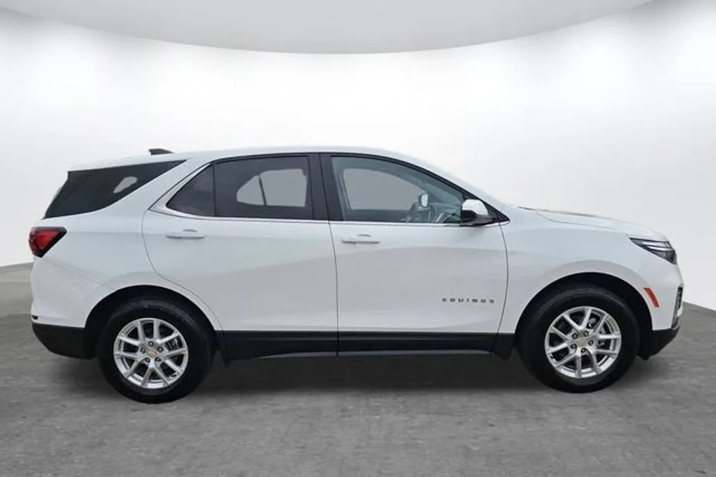 2023 Chevrolet Equinox LT photo 1