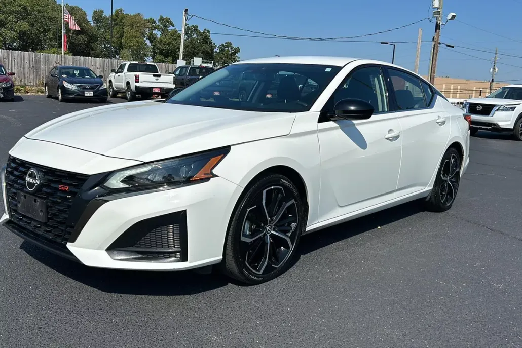 2024 Nissan Altima 2.5 SR photo 1