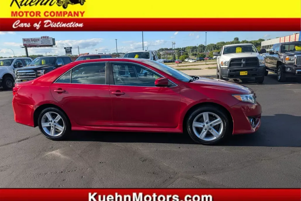 2012 Toyota Camry SE photo 1