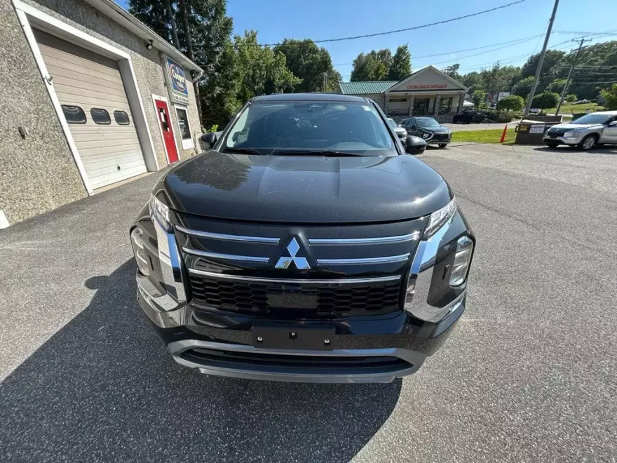 2025 Mitsubishi Outlander SE photo 1