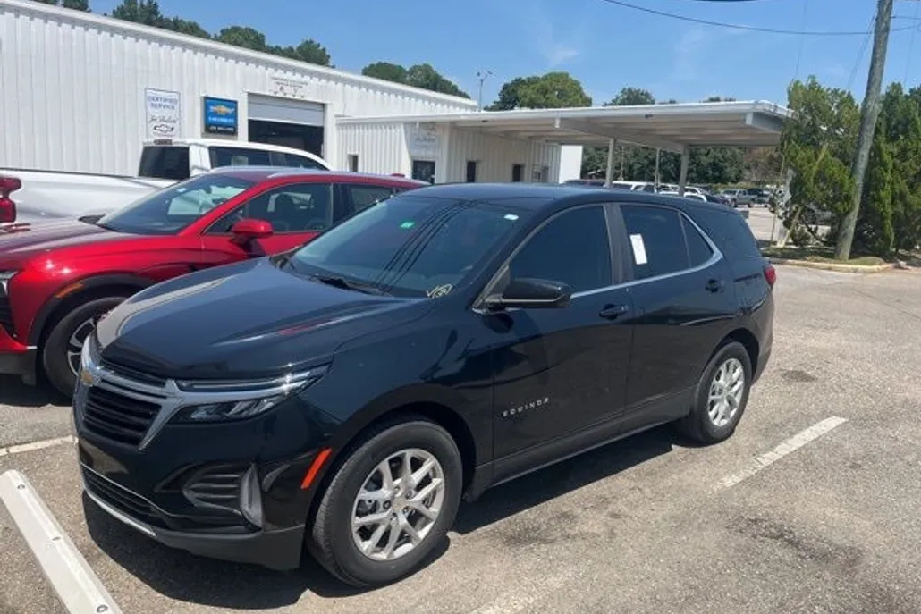 2022 Chevrolet Equinox LT photo 1