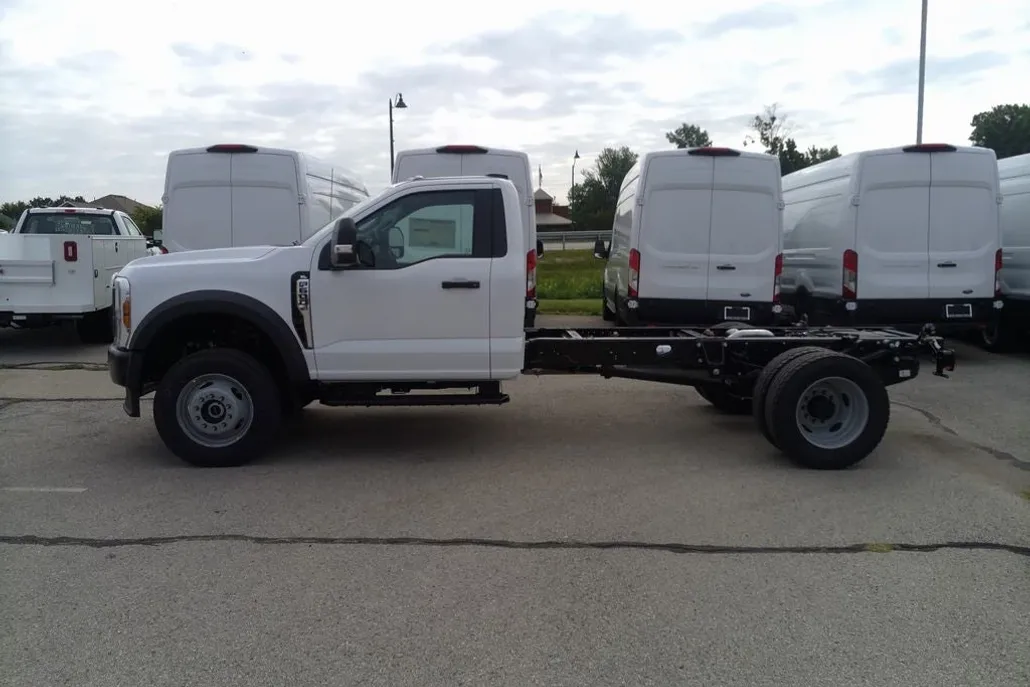 2025 Ford F-600 photo 1