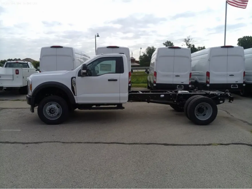 2025 Ford F-600 photo 1