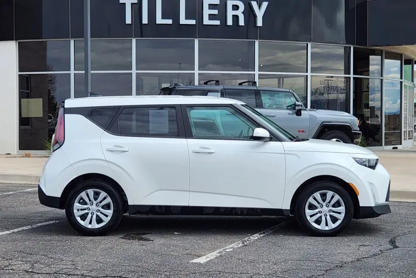 2023 Kia Soul LX photo 1