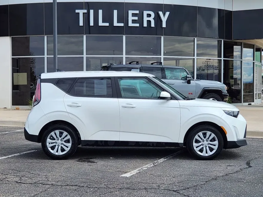 2023 Kia Soul LX photo 1