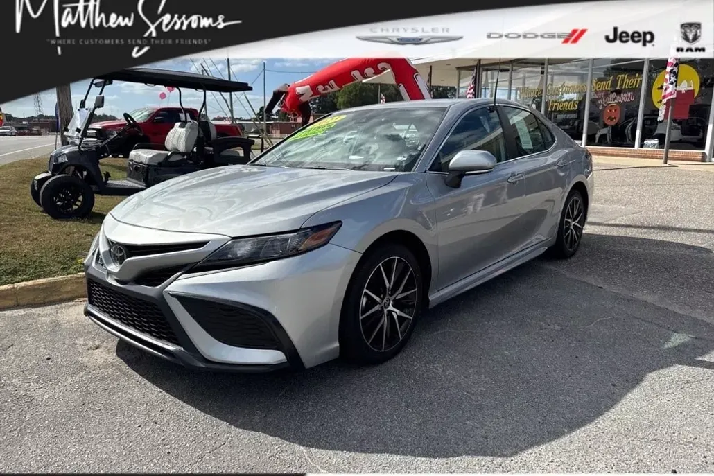 2023 Toyota Camry SE photo 1