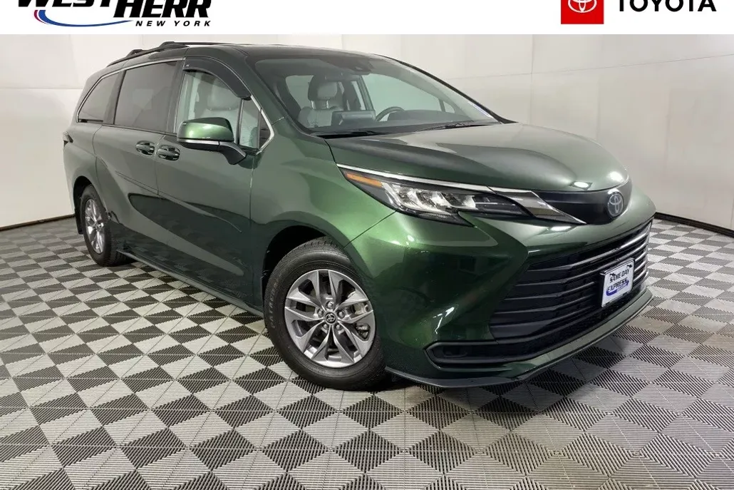2022 Toyota Sienna LE photo 1