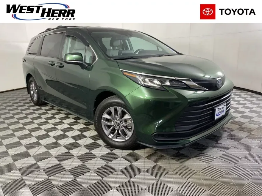 2022 Toyota Sienna LE photo 1