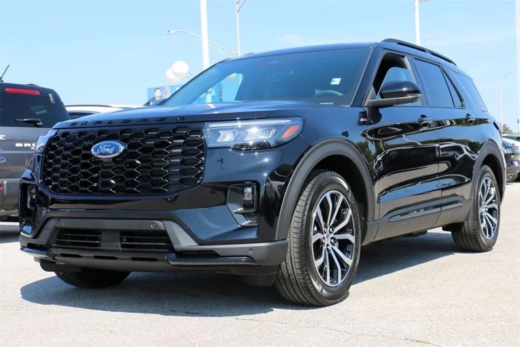 2025 Ford Explorer ST-Line photo 1