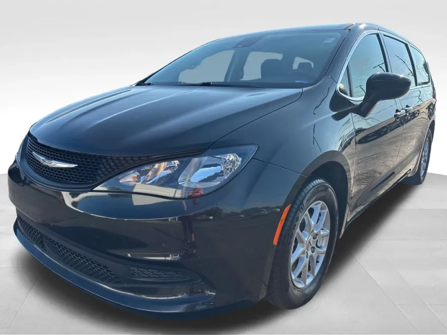 2023 Chrysler Voyager LX photo 1