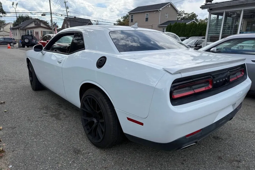 2015 Dodge Challenger SXT photo 1
