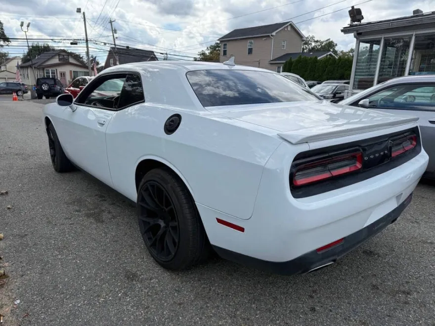 2015 Dodge Challenger SXT photo 1