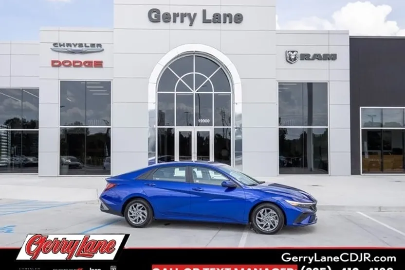 2024 Hyundai Elantra SEL photo 1