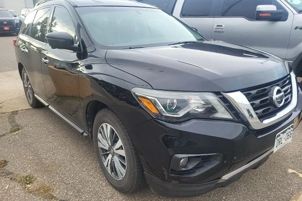 2017 Nissan Pathfinder SL photo 1