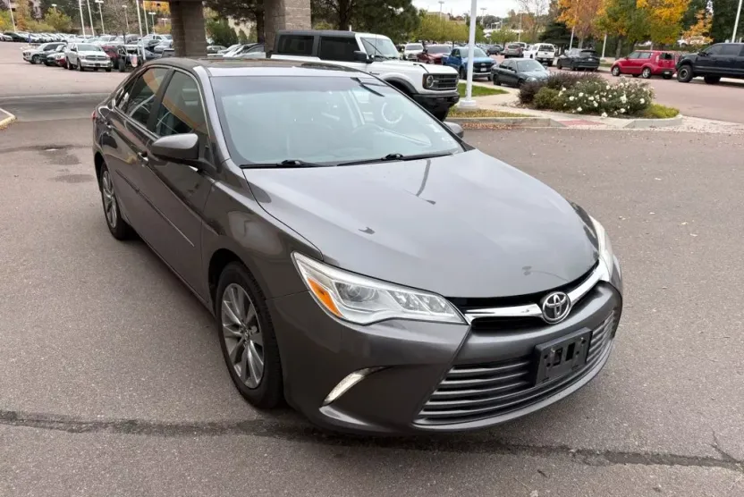 2015 Toyota Camry XLE V6 photo 1
