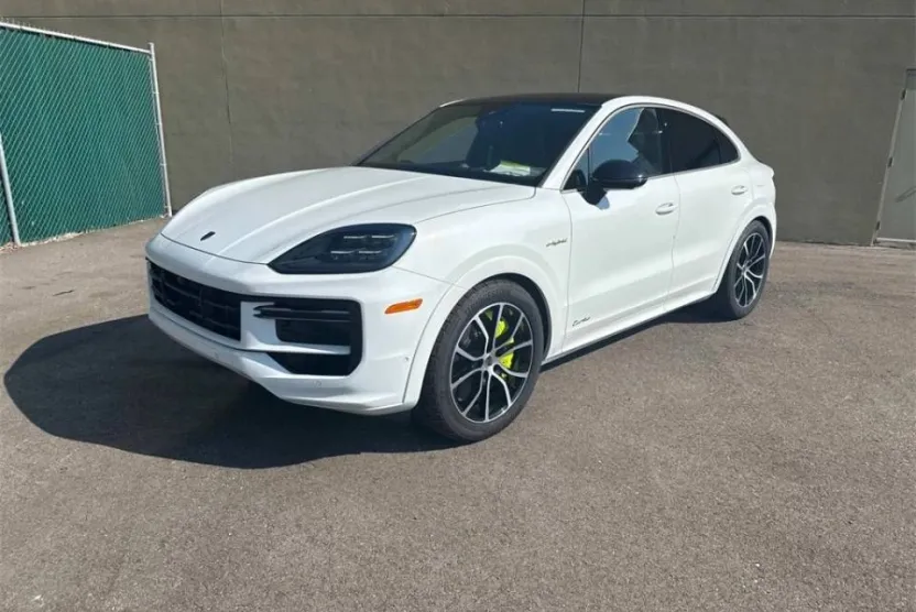 2025 Porsche Cayenne Turbo E-Hybrid Coupe photo 1