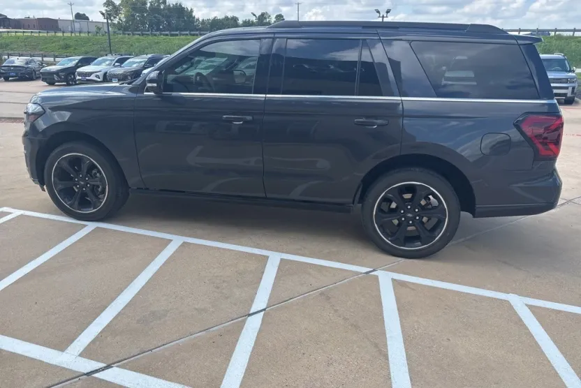 2022 Ford Expedition Limited photo 1