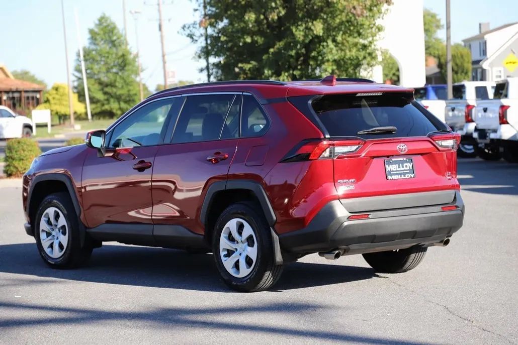 2021 Toyota RAV4 LE photo 1