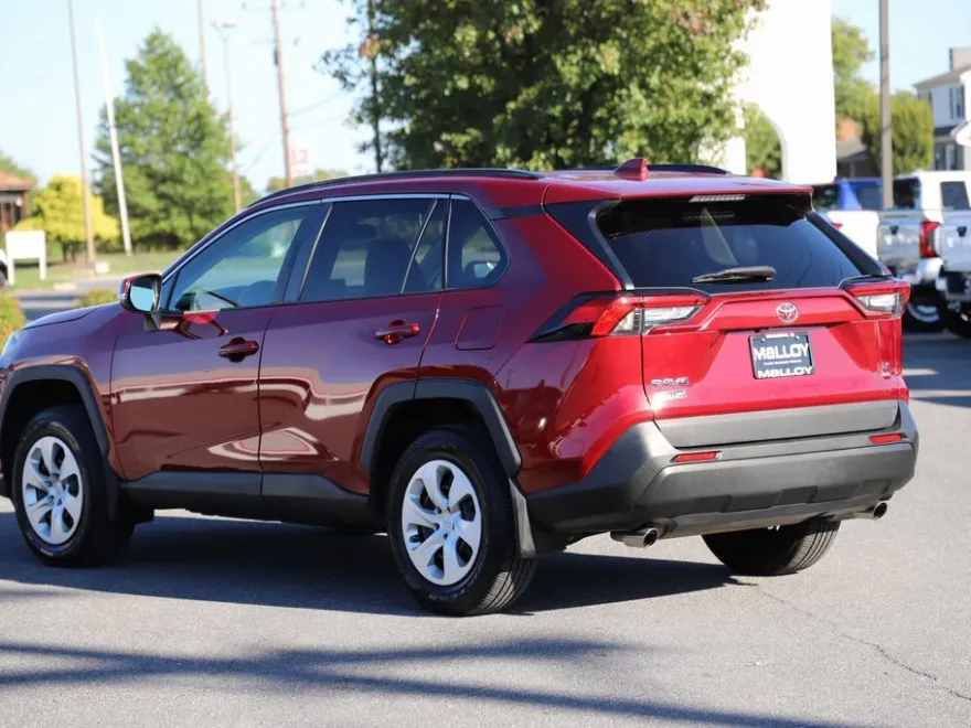 2021 Toyota RAV4 LE photo 1