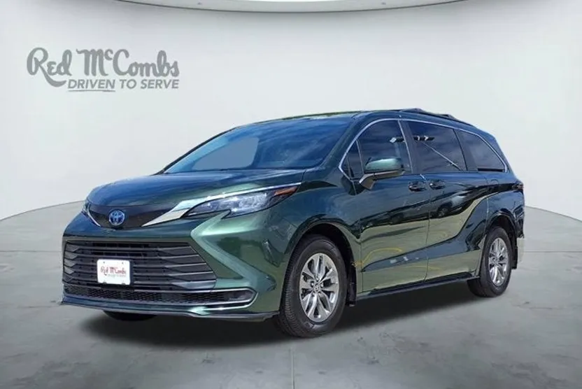 2024 Toyota Sienna LE photo 1