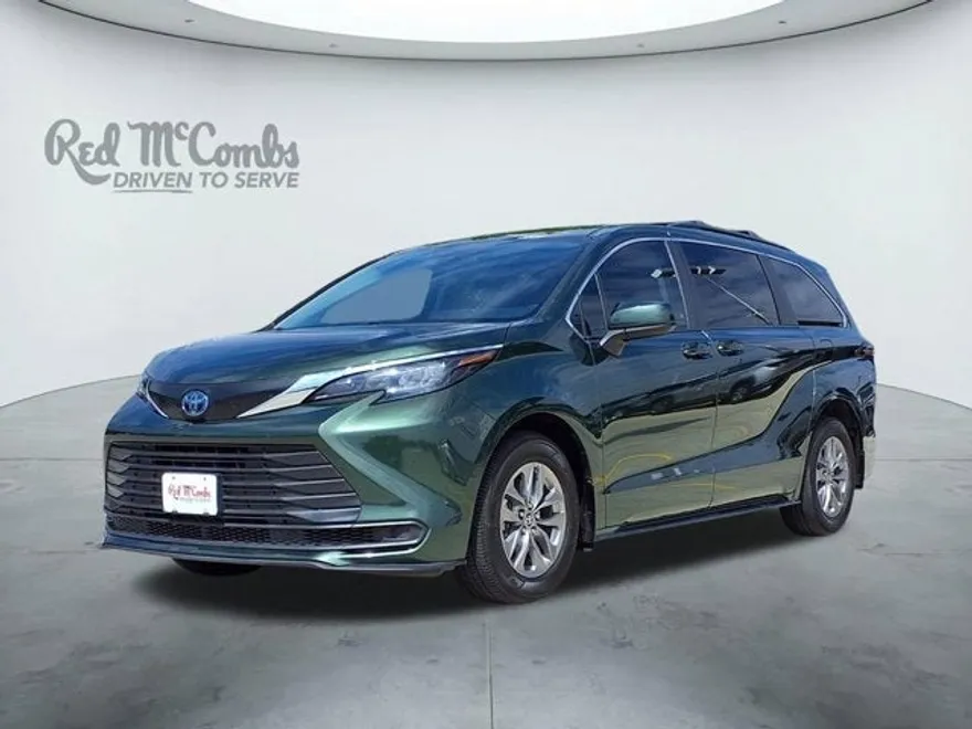 2024 Toyota Sienna LE photo 1