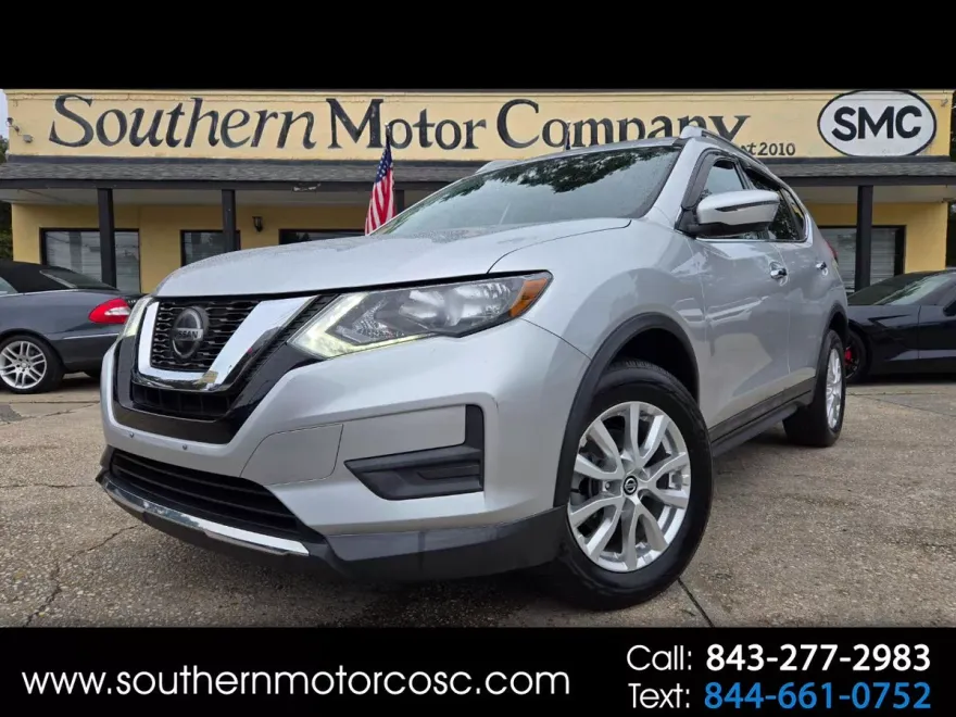 2018 Nissan Rogue SV photo 1
