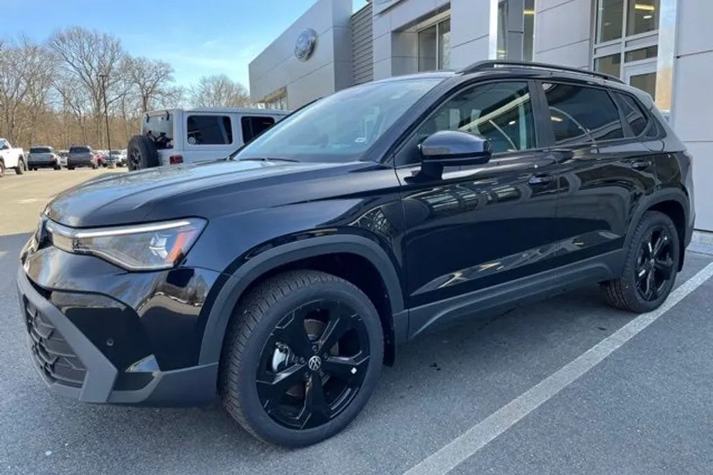 2025 Volkswagen Taos SE photo 1