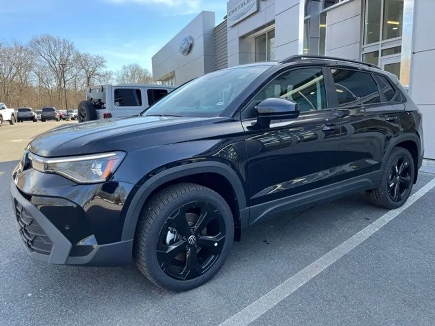 2025 Volkswagen Taos SE photo 1