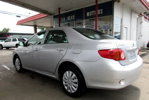 2009 Toyota Corolla LE photo 3