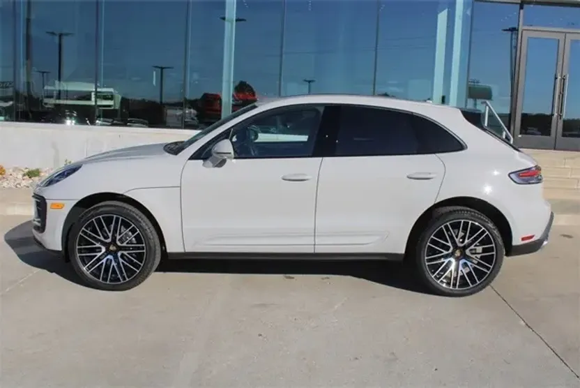 2025 Porsche Macan photo 1