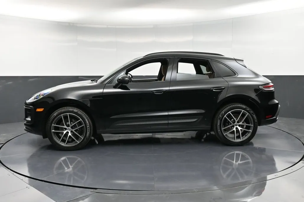 2025 Porsche Macan T photo 1
