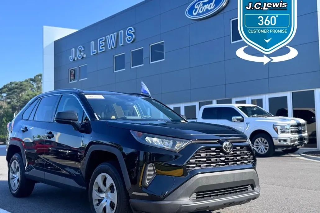 2020 Toyota RAV4 LE photo 1