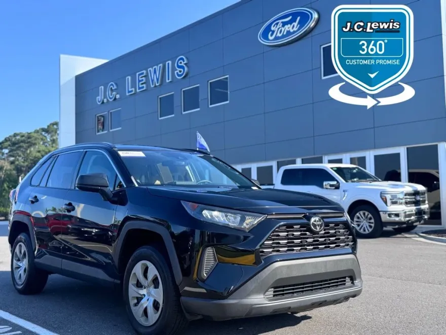 2020 Toyota RAV4 LE photo 1