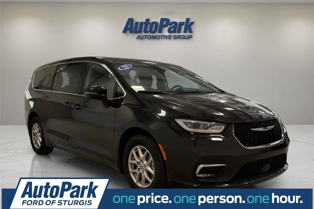 2023 Chrysler Pacifica Touring L photo 1