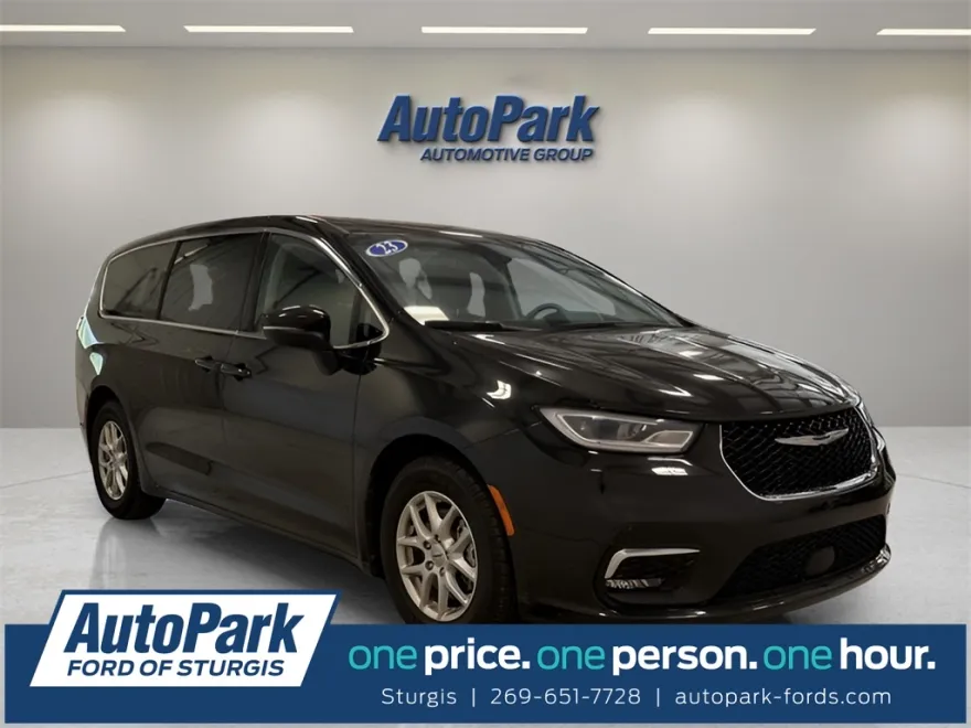 2023 Chrysler Pacifica Touring L photo 1