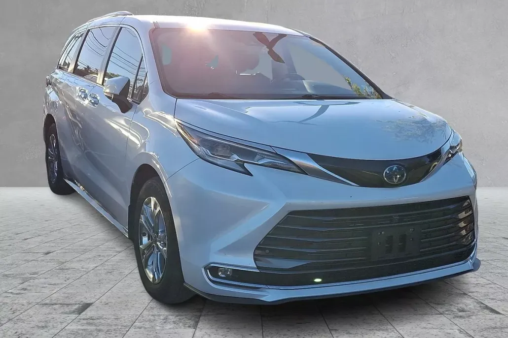2022 Toyota Sienna Platinum photo 1