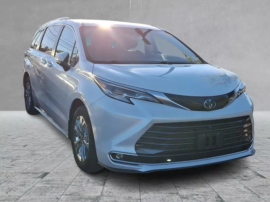 2022 Toyota Sienna Platinum photo 1