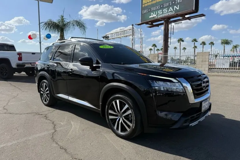 2023 Nissan Pathfinder Platinum photo 1