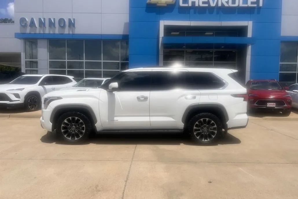 2023 Toyota Sequoia SR5 photo 1