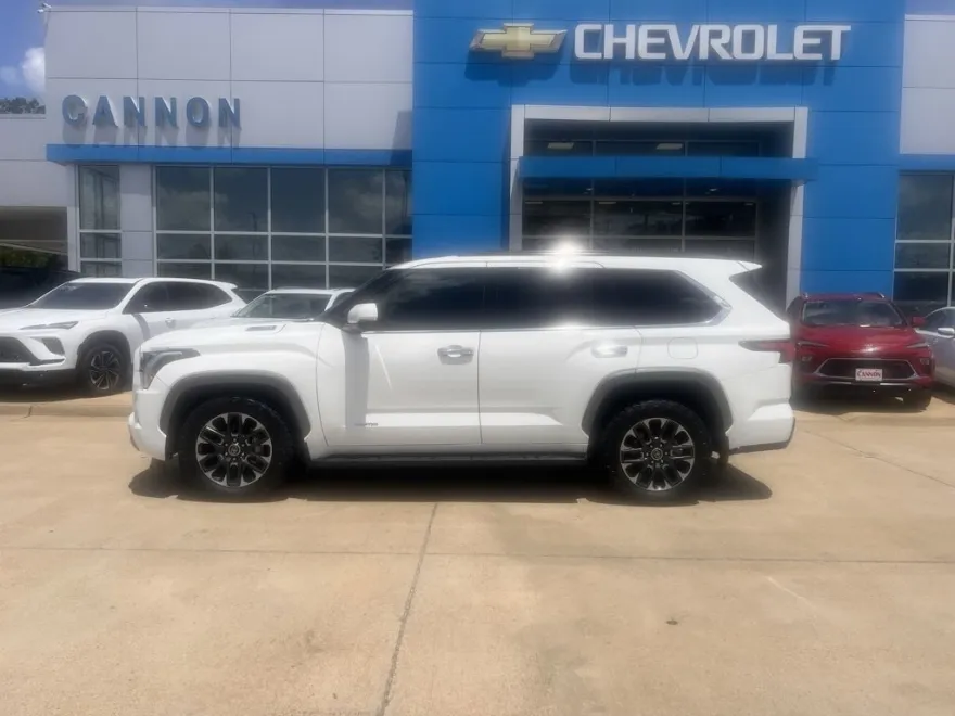 2023 Toyota Sequoia SR5 photo 1