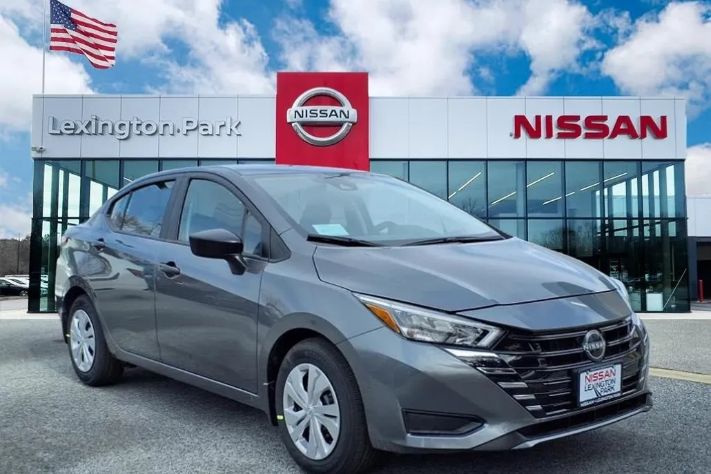 2025 Nissan Versa 1.6 S photo 1