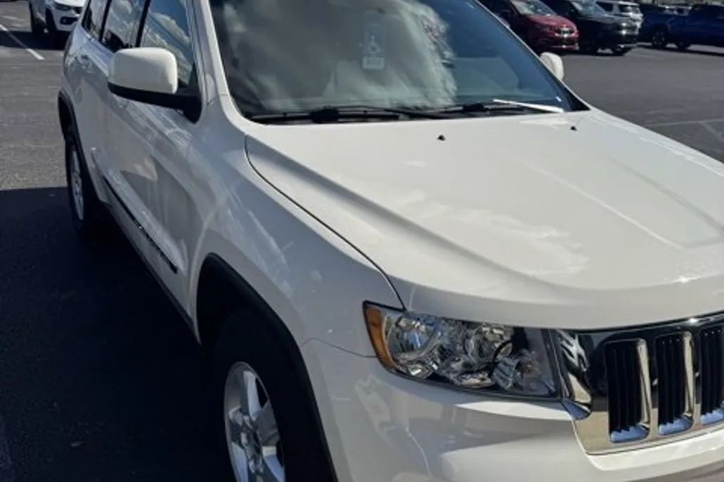2011 Jeep Grand Cherokee Laredo photo 1